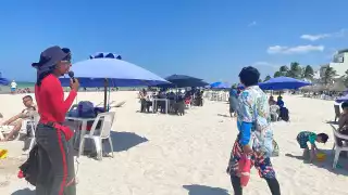 Los turistas disfrutaron de un show de payasos en las playas de Progreso