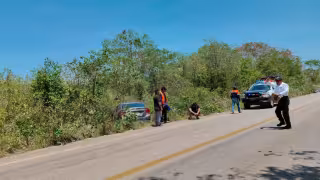 Aparatosa volcadura provoca pérdida total del vehículo