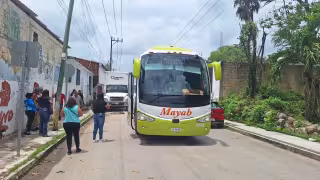 Autobús Mayab choca contra camión con medicamentos y deja varados a pasajeros en Carrillo Puerto