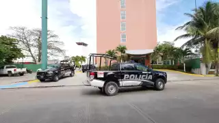 El músico fue escoltado a bordo de su vehículo color blanco, por 2 unidades de la Policía Estatal Preventiva