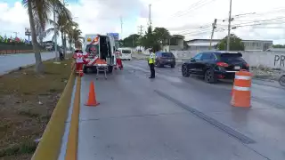 Paramédicos atendieron a los dos lesionados en el accidente