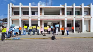 Estudiantes se manifiestan frente para exigir mejoras al Albergue Estudiantil Felipe Carrillo Puerto