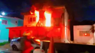 Rescatan bomberos a joven atrapada en incendio en la Supermanzana 523 de Cancún