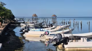 Frente Frío 40 paraliza la pesca de “lanceo” en Champotón; pescadores esperan volver al mar