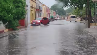 Lluvias intermitentes mantienen inundados tres barrios de Dzitbalché; el agua alcanza los 20 cm