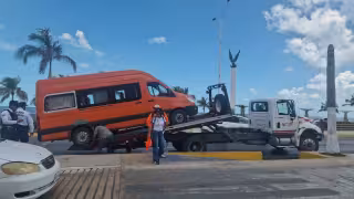 Camioneta de transporte es remolcada tras operativo en Sainz de Baranda