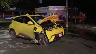 Conductor choca contra poste de CFE y deja sin luz a comerciales de Concordia en Campeche