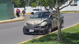 Conductora distraída choca contra automóvil detenido en el Centro de Campeche