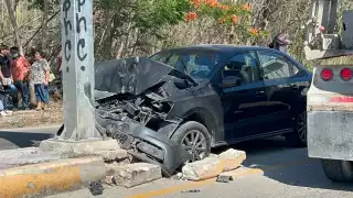 El auto quedó destrozado de la parte frontal tras el impacto