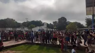 Las filas en los módulos de vacunación en los municipios de José María Morelos y Carrillo Puerto en Quintana Roo tuvieron una afluencia promedio de 500 personas