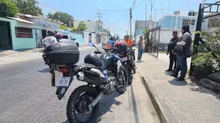 Motociclista derrapa en Morelos tras maniobra de automóvil en Carmen
