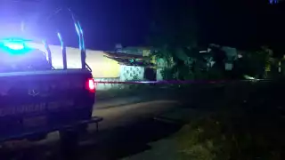 Testigos dijeron que lo atacaron a la puerta de su hogar.