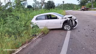 El auto compacto sufrió daños importantes en el frente.