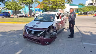 Joven sale proyectado tras choque entre taxi y moto en Ciudad del Carmen