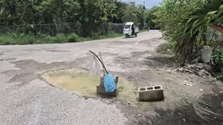 Vecinos de la colonia Nueva Jerusalén colocaron bloques de concreto para prevenir accidentes.