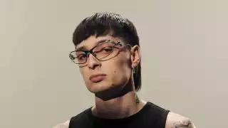 Peso Pluma tira fuerte mensaje en contra de la prensa en su último concierto