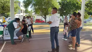 Vacunación anticovid desierta en Ciudad del Carmen: miedo, mitos y violencia frenan asistencia