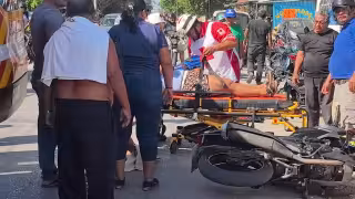 Motociclistas derrapan para evitar choque con taxi en Ciudad del Carmen