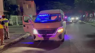 Combi se “vuela" paso peatonal y deja cuatro pasajeros lesionados en Playa del Carmen