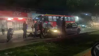 El motociclista atropellado en la Avenida Nichupté de Cancún fue auxiliado por vecinos de la zona, quienes llamaron  al 911