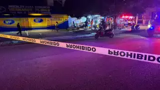 Asesinan a taquero frente a sus clientes; al lugar asistieron paramédicos