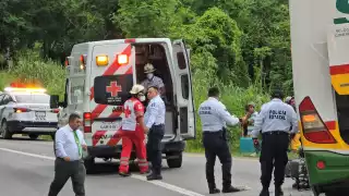 Un motociclista resultó con lesiones críticas tras chocar contra un camión turístico y murió horas después en el hospital.