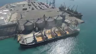 La barcaza LM3004 arribó ayer al Muelle Fiscal del Puerto de Progreso