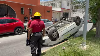 Exceso de velocidad provoca fuerte volcadura y choque contra autos estacionados en Campeche