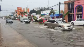 El nivel del agua en la calle ubicada alrededor del parque central en remodelación llegó casi a los 40 centímetros