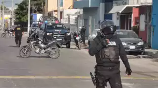 La zona se cundió de policías, tanto estatales como municipales que acordonaron el área