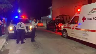 Autoridades y paramédicos asistieron al auxilio de la madre del hombre que fue agredido
