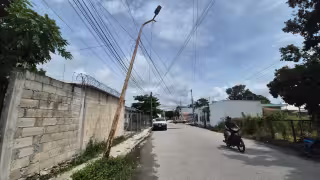 Un poste del alumbrado público podría colapsar en la colonia Centenario, en Champotón