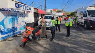 Choque por alcance en Lázaro Cárdenas deja motociclista lesionado