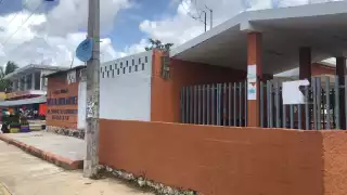 El mensaje apareció amarrado en las rejas de la entrada de esta escuela primaria en Cancún