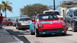 Rally Maya 2026 llena de autos clásicos las calles de Champotón