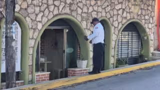 Ladrones irrumpen en negocio de comida frente al parque de San Martín en Campeche