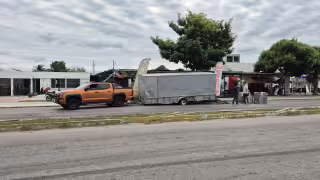 ¡Tremendo susto! Tractocamión choca remolque de camioneta estacionada en Champotón