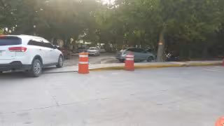 Invasión de estacionamientos y colapso vial por la Policía sofoca a escuelas de la Supermanzana 247 en Cancún