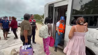 Autoridades de los tres niveles de gobierno evacuaron a familias de Isla Arena por Isaías.