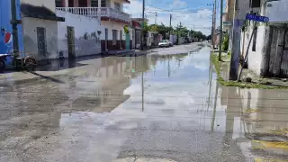 Autos se convierten en lanchas en calles de Progreso por las calles inundadas