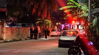 Elementos policiacos llegaron a la escena del crimen para resguardar los cuerpos.