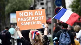 Más de 100 mil franceses se manifiestan en contra del pasaporte de vacunación COVID