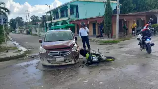 Motociclista lesionado tras impactarse contra un coche en Escárcega
