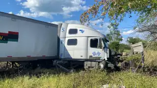 Un tractocamión volcó en la carretera federal Campeche–Carmen, dejando daños materiales y un lesionado