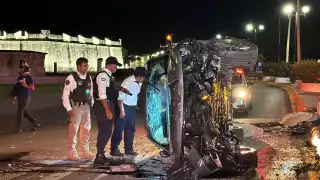 Primero chocó contra el camellón central