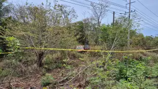 Un vehículo Toyota rojo se salió de la carretera Campeche–Champotón.