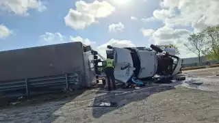 Vuelca camión de Transmia Logistics tras fallo en el Puente de Pocboc