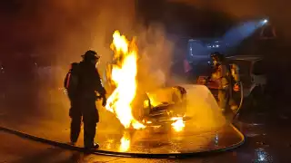 Los elementos del Heroico Cuerpo de Bomberos controlaron el fuego.