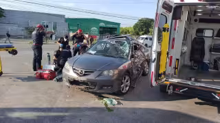 Choque entre autobús Va y Ven y automóvil deja a un conductor grave en la Mérida–Umán