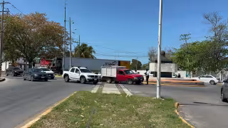 Camioneta queda varada por falla mecánica en la glorieta de la avenida Colosio en Campeche.